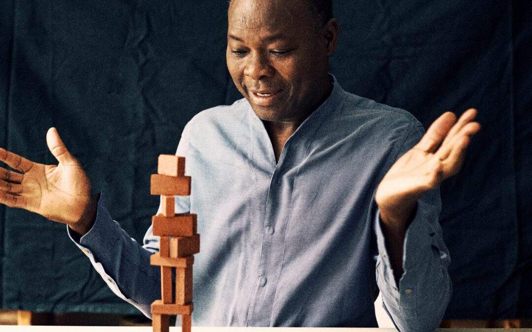 El arquitecto que nació en una aldea sin electricidad y gana el mayor premio de su sector